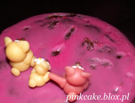 Różowe ciasto z rodzinką Misiów, pink ribbon week cake, almond chocolate eggless cake, vegan cake for pink ribbon week