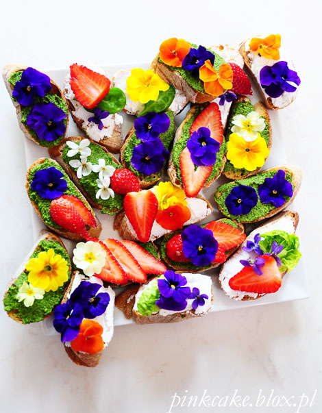 kanapka z kwiatami, jadalne kwiaty, stokrotki fiołki pierwiosnki na chlebie, edible daisies, eatable flowers