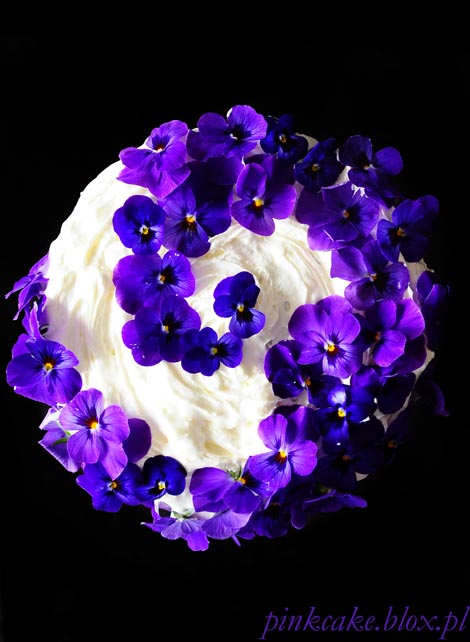 tort fiołkowy, tort z fiołkami, violets cake, viola odorata cake, tort z fiołkami rogatymi i konfiturą z fiołków wonnych