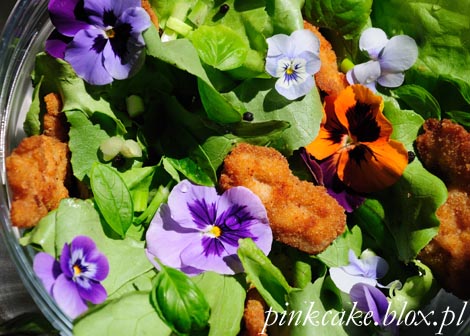sałatka z kurczakiem i bratkami, pansies and chickem salad, edible flowers, jadalne kwiaty bratki do jedzenia