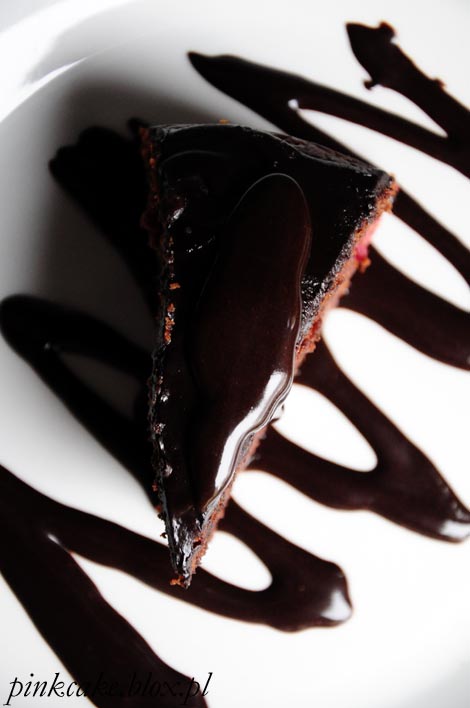 tort czekoladowy z malinami i sosem czekoladowym, ciasto czekoladowe z malinami i sosem czekoladowym, choclate cake with rasberries and chocolate sauce