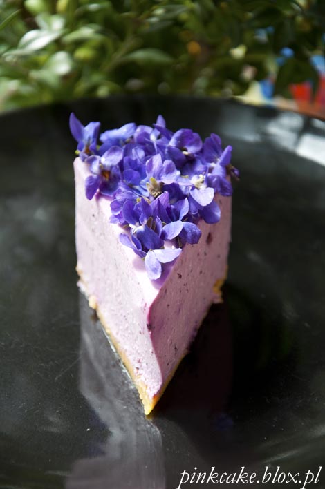 sernik z fiołkami, fiołkowy sernik, violet cheesecake, viola odorata cheescake, fiołki do jedzenia