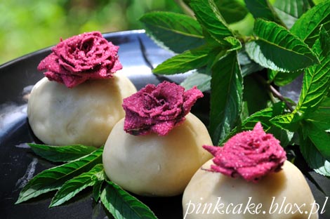 czekoladowe babeczki z różą i marcepanem, chocolate muffines with marcipan filled with rose petals, kandyzowane róże, muffinki nadziewane płatkami róży otoczone marcepanem