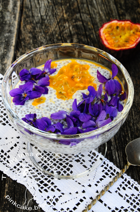 chia z marakują i fiołkami, chia pudding with passion fruit and violets, budyń chi z owocami i kwiatami